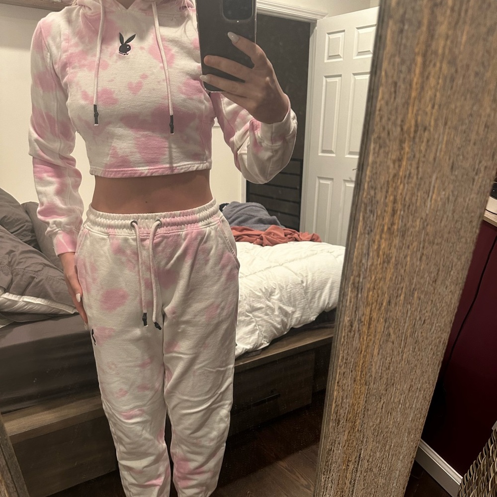 Super cute & trendy Playboy FULL sweatsuit (cropped hoodie) 🩷🩷🩷